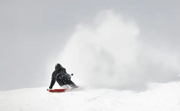 Un skieur qui s’amuse dans les pentes enneigées de chalets à vendre dans les Laurentides